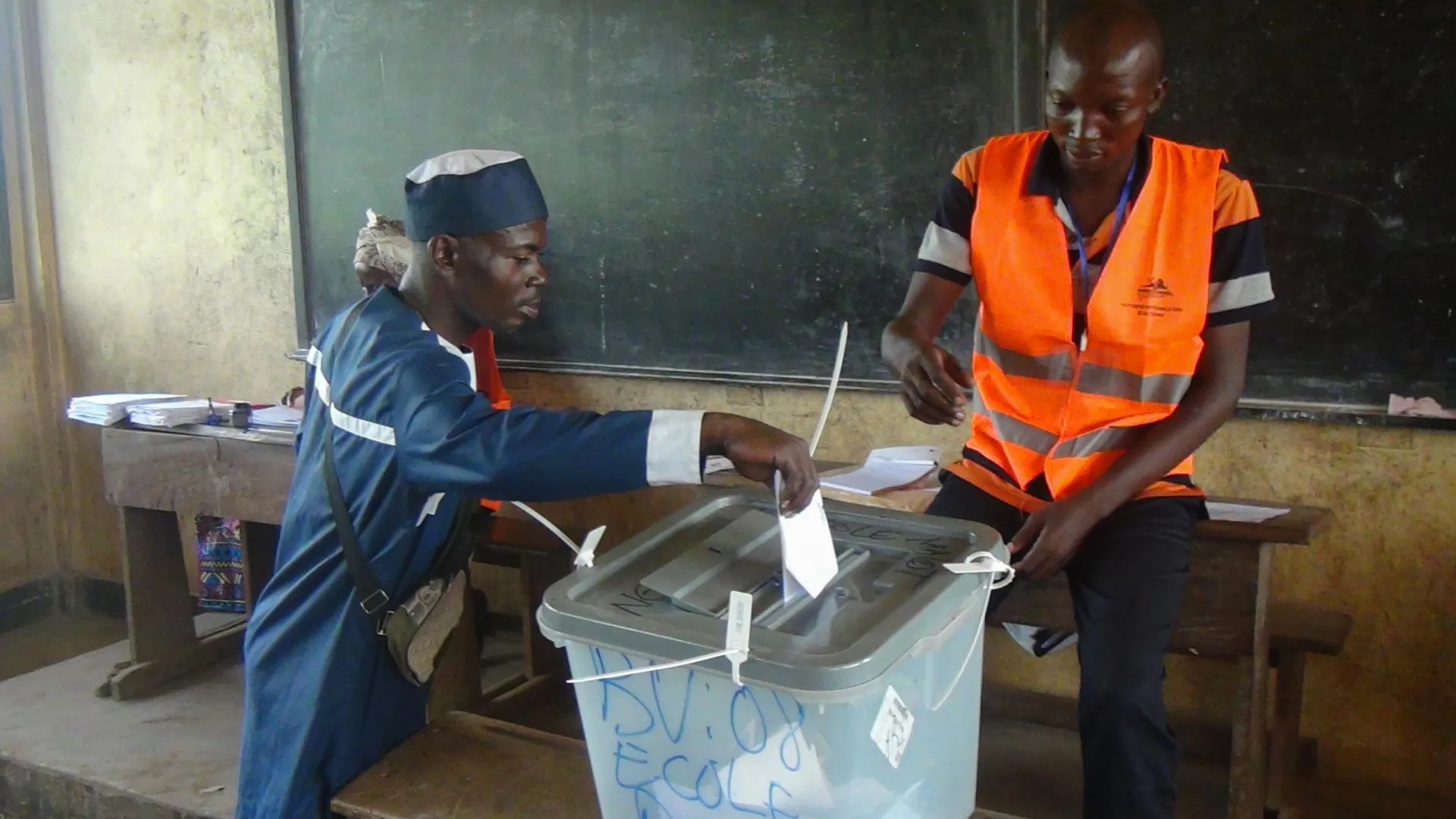 
                    Cerca de 2,3 milhões de centro-africanos votam hoje em eleições gerais
                