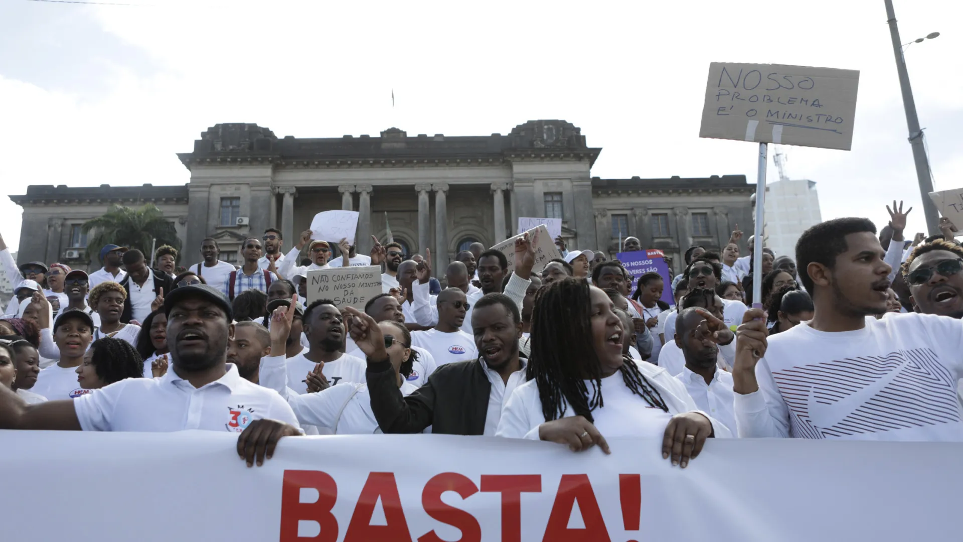 
                    Médicos do maior hospital do centro de Moçambique ameaçam greve
                