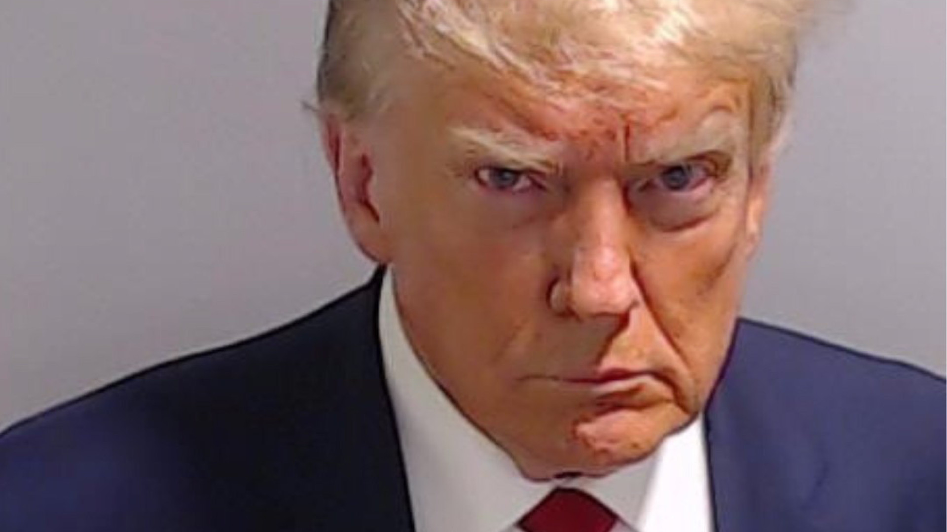 Trump publica foto tirada na prisão. O 1.º ex-presidente dos EUA com uma