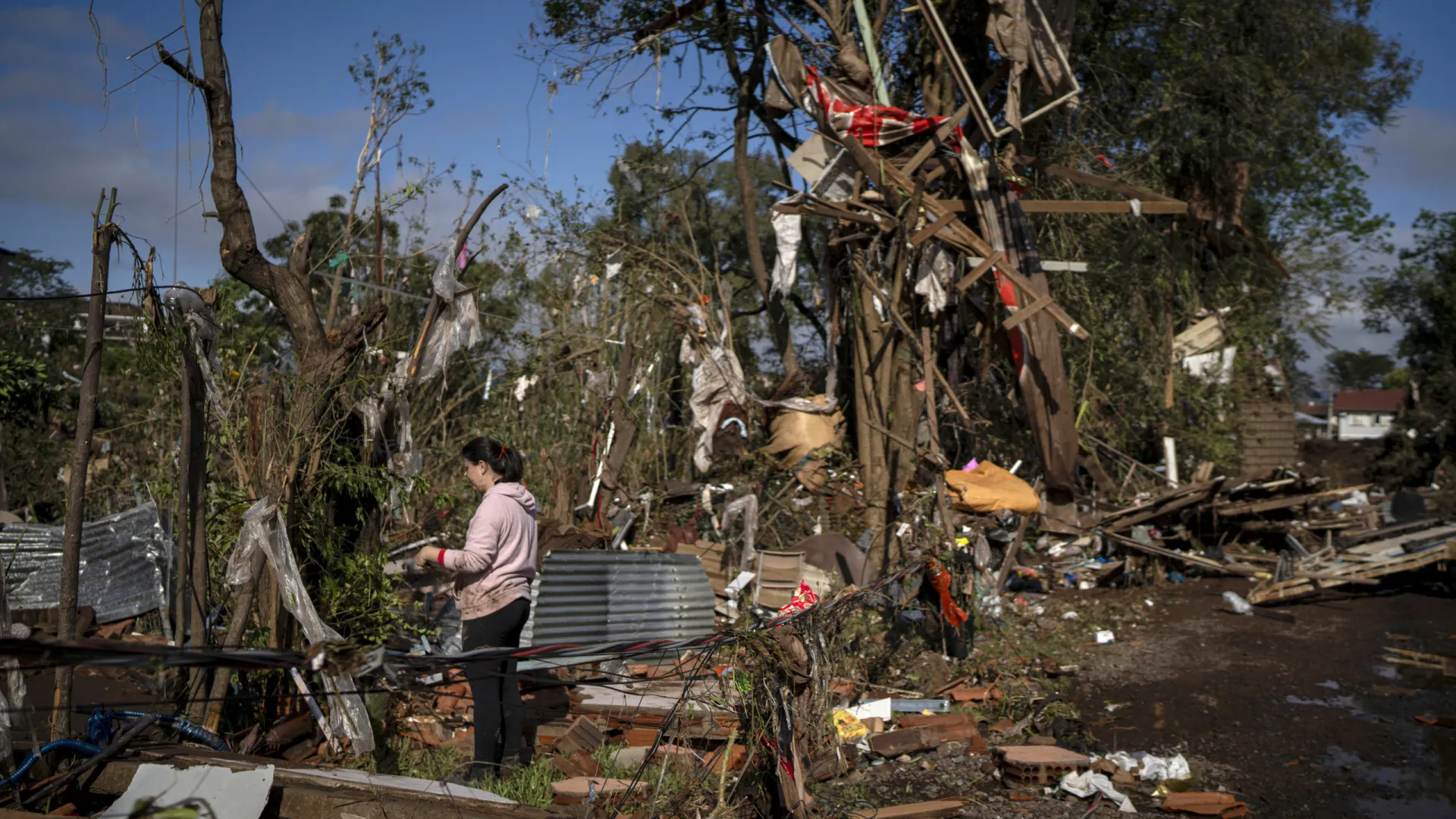 Sobe para 44 número de mortos causados por ciclone no sul do Brasil