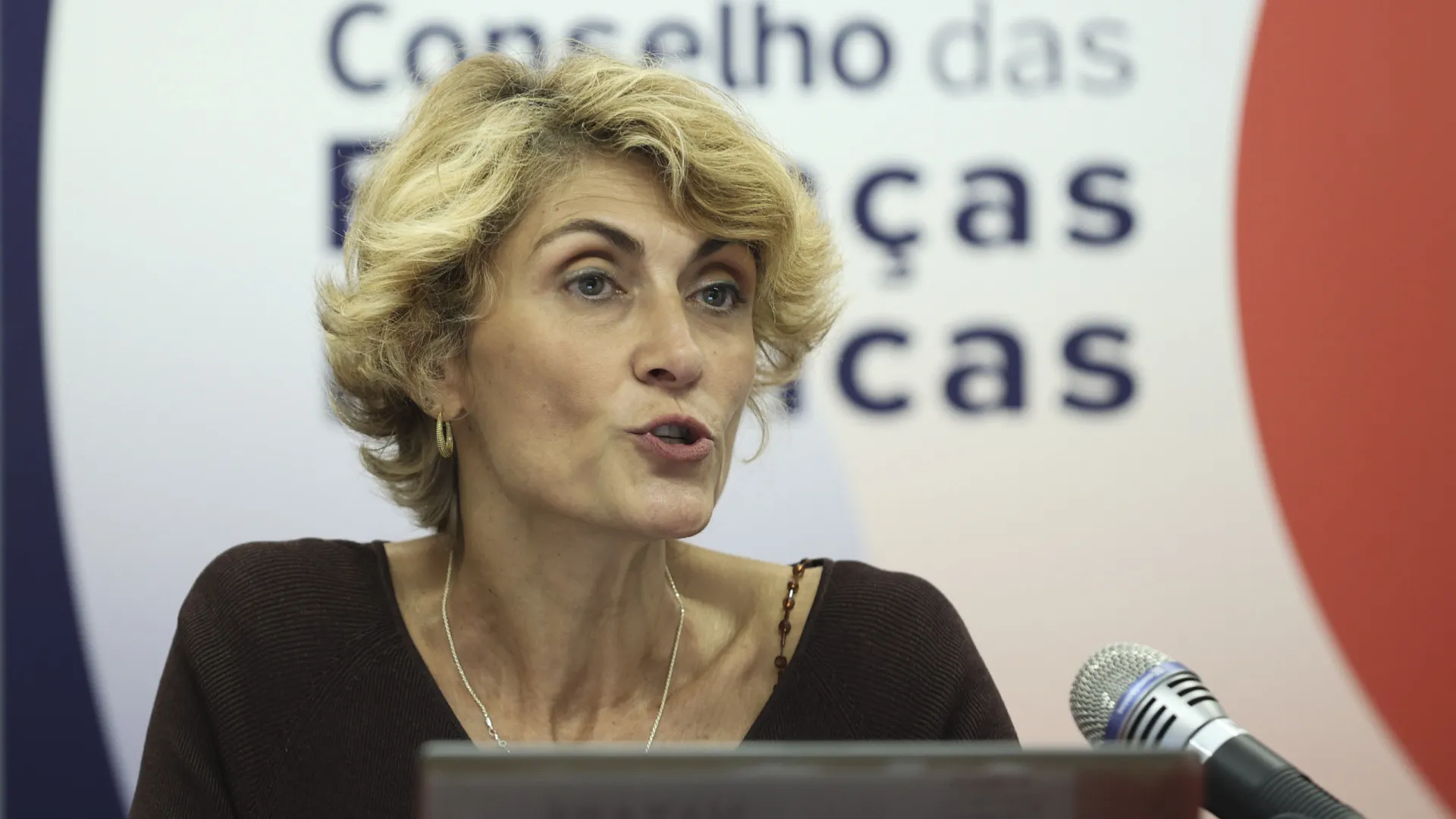 
                    Dívida pública abaixo de 90% do PIB dá 