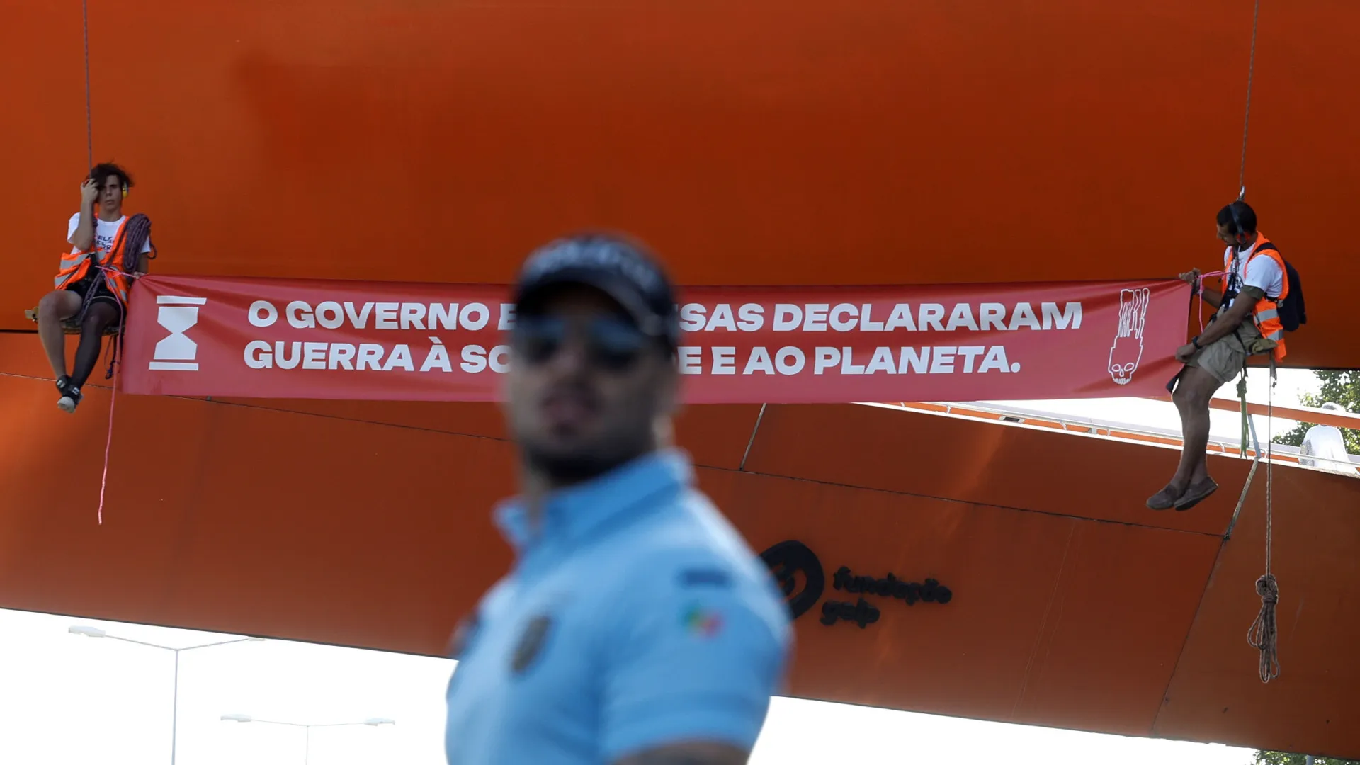 Ativistas interrompem trânsito na 2.ª Circular. Condutores retiraram-nos