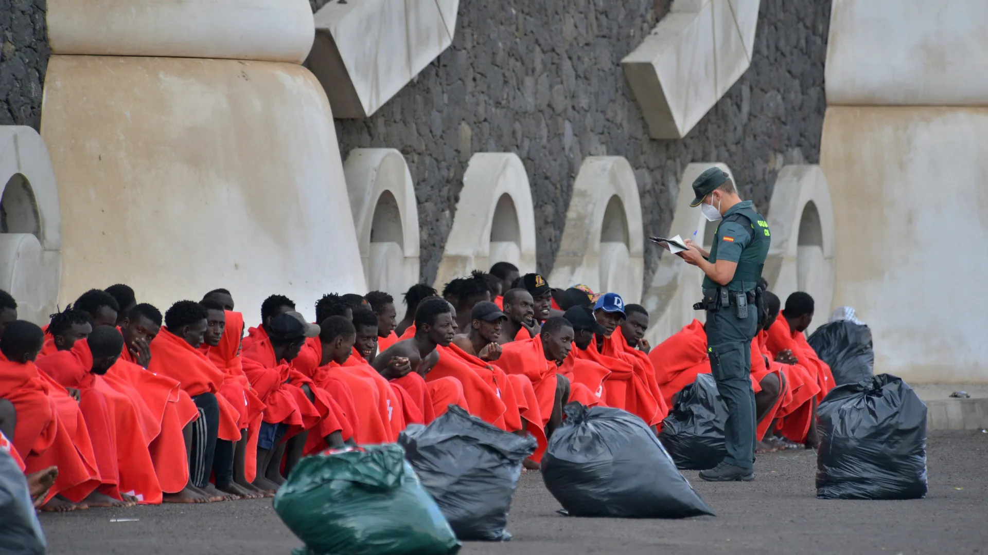 
                    4.000 menores migrantes esperam nas Canárias humanidade do resto de Espanha
                
