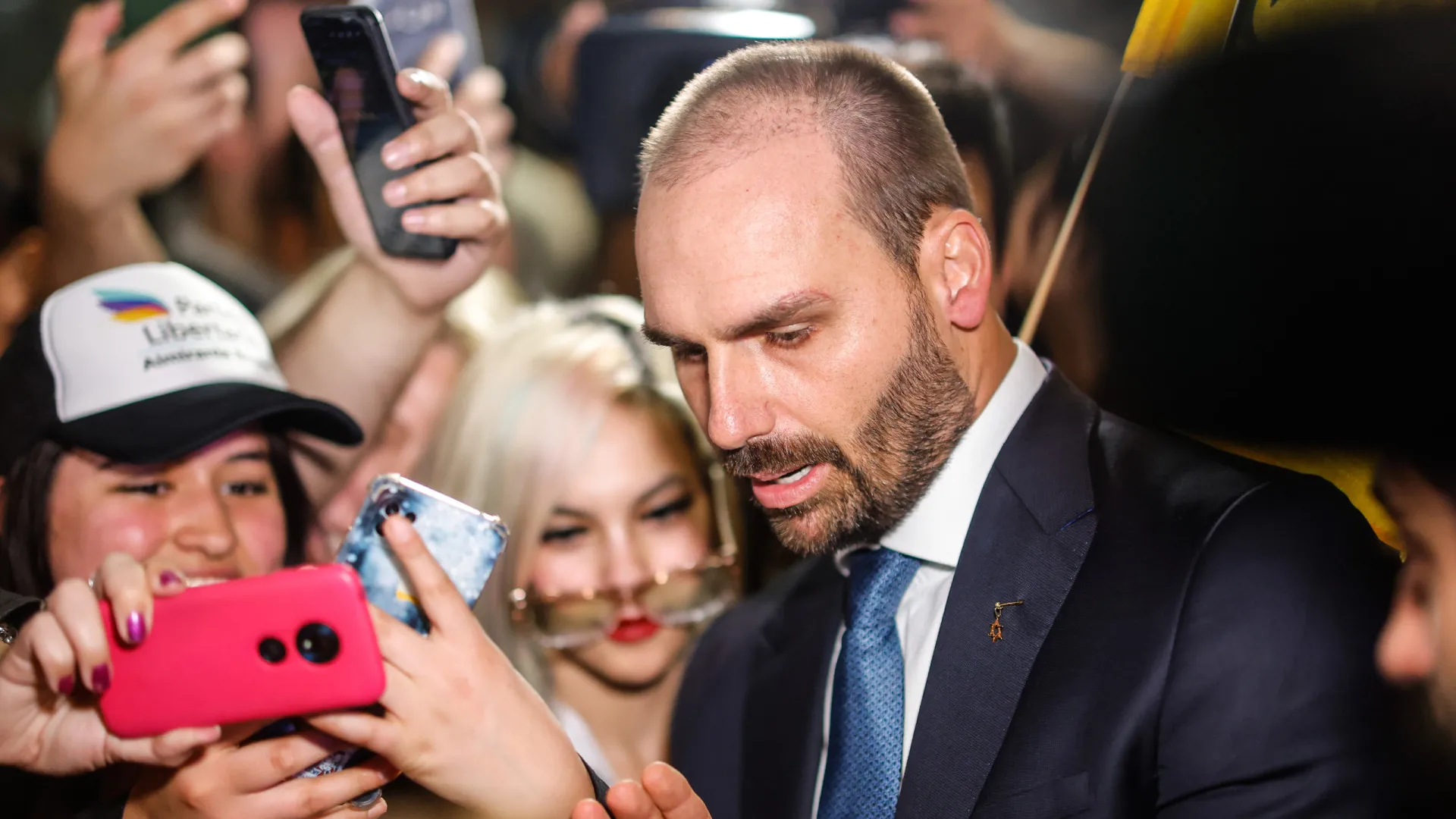 
                    Eduardo Bolsonaro pede autorização para exercer mandato a partir dos EUA
                