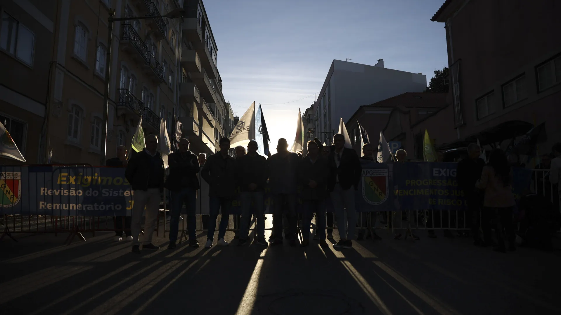 
                    Estruturas sindicais das polícias marcam protesto nacional contra cortes
                