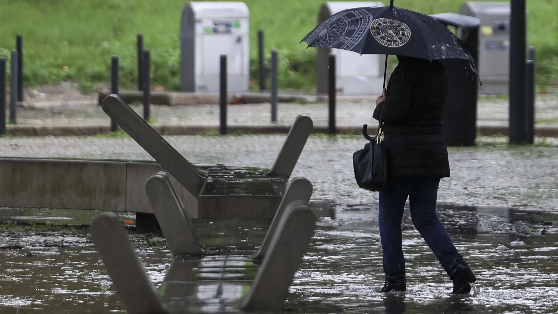 
                    Pressão mantém-se elevada no Tejo apesar de descida ao final do dia
                