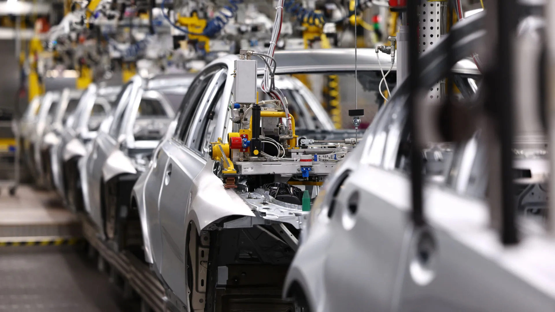 
                    BMW vai usar robôs humanoides pela primeira vez nas fábricas
                