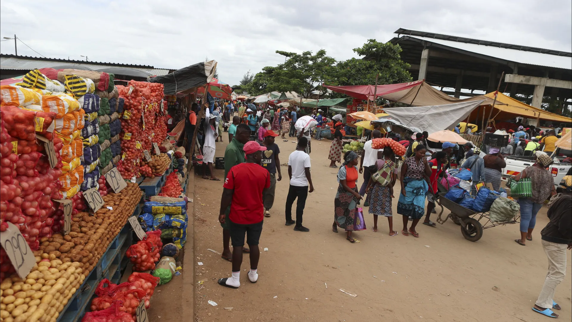 Economia moçambicana fechou 2025 negativa mas cresceu 4,67% no fim do ano