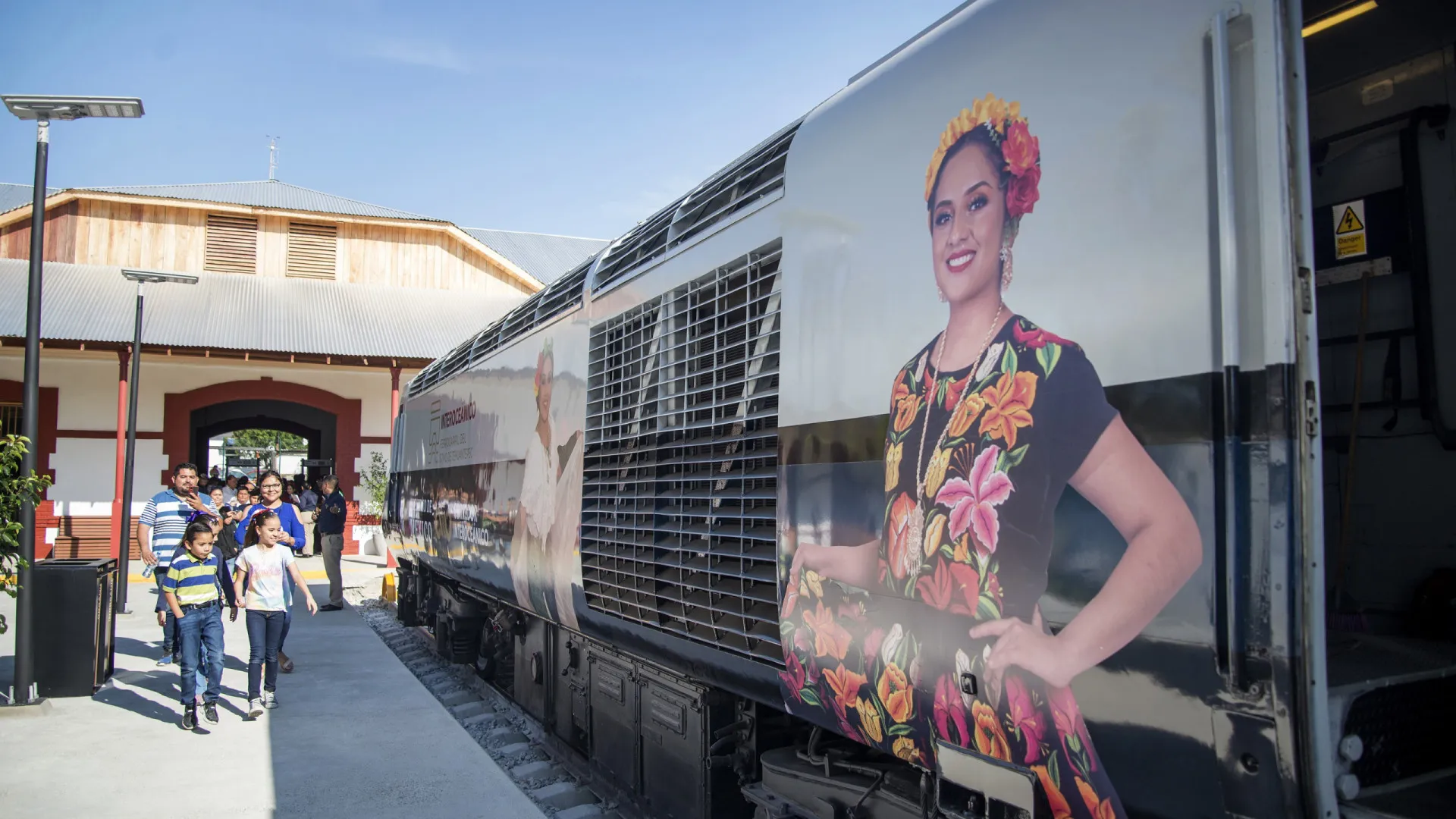 
                    Acidente ferroviário causa pelo menos 13 mortos e 98 feridos no México
                