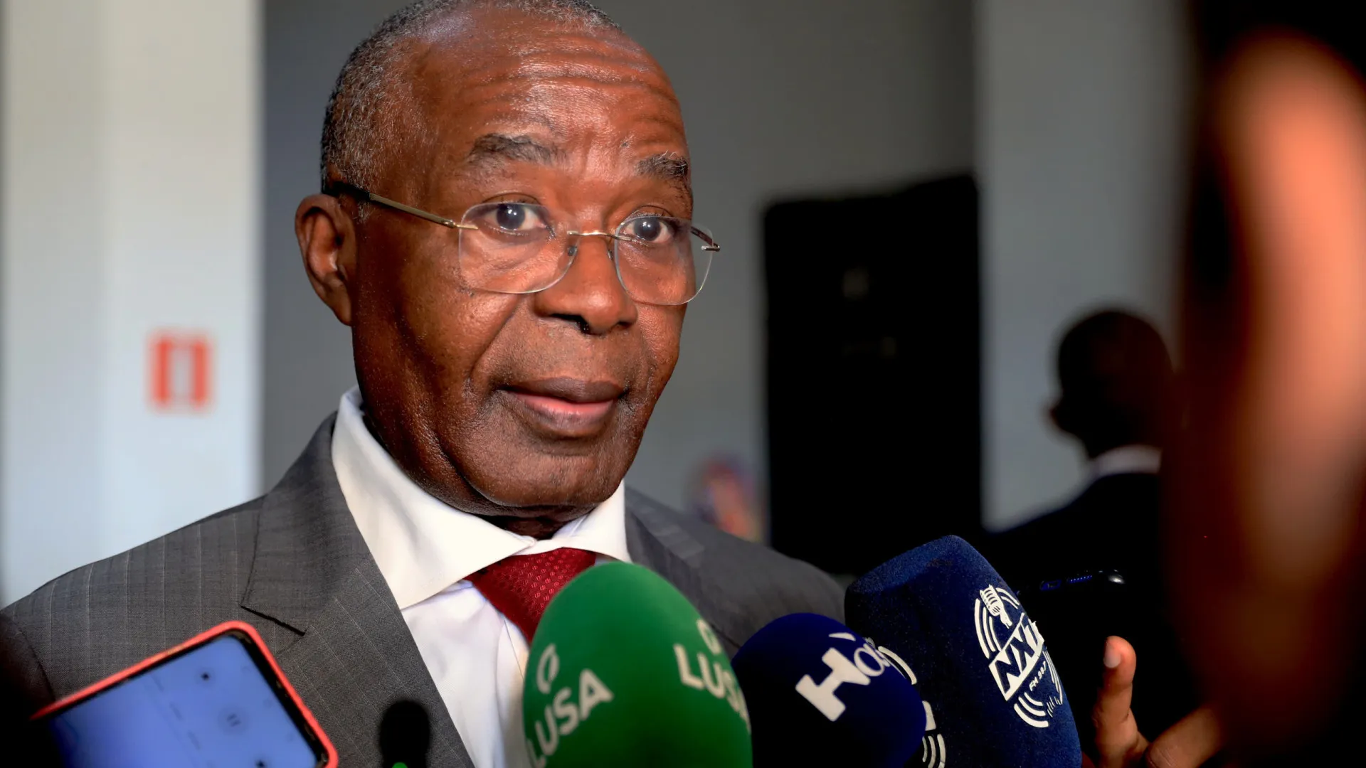 
                    Ex-PM angolano diz que é paradoxo lutar pela independência para fazer pior
                