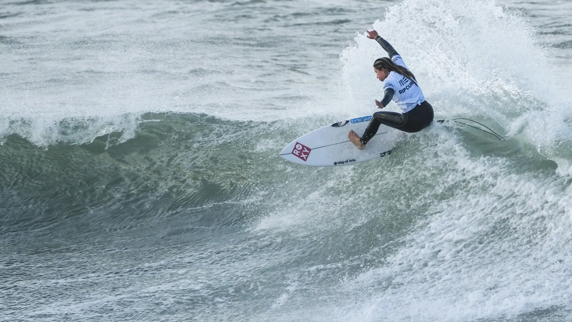 
                    Veselko perto da elite mundial de surf após chegar às 'meias' no Havai
                