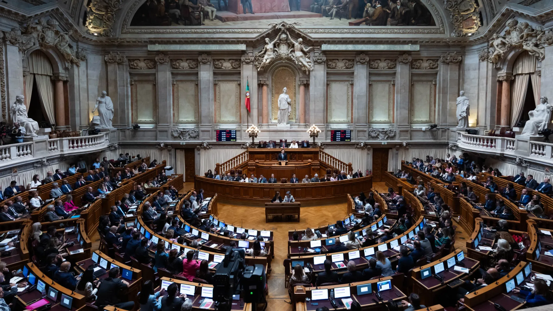 
                    Parlamento recusa levantar imunidade de deputados só a pedido do MP
                