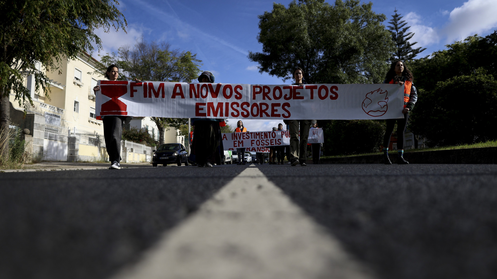 Climáximo coloca faixa contra aeroporto no Campo de Tiro de Alcochete