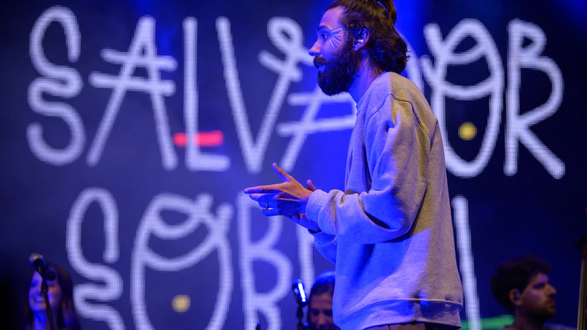 
                    Salvador Sobral sai do Spotify contra exploração, indústria de guerra e IA
                