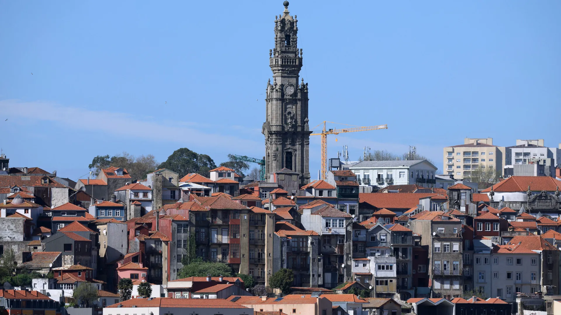 
                    Torre dos Clérigos parcialmente evacuada por curto-circuito em bateria
                