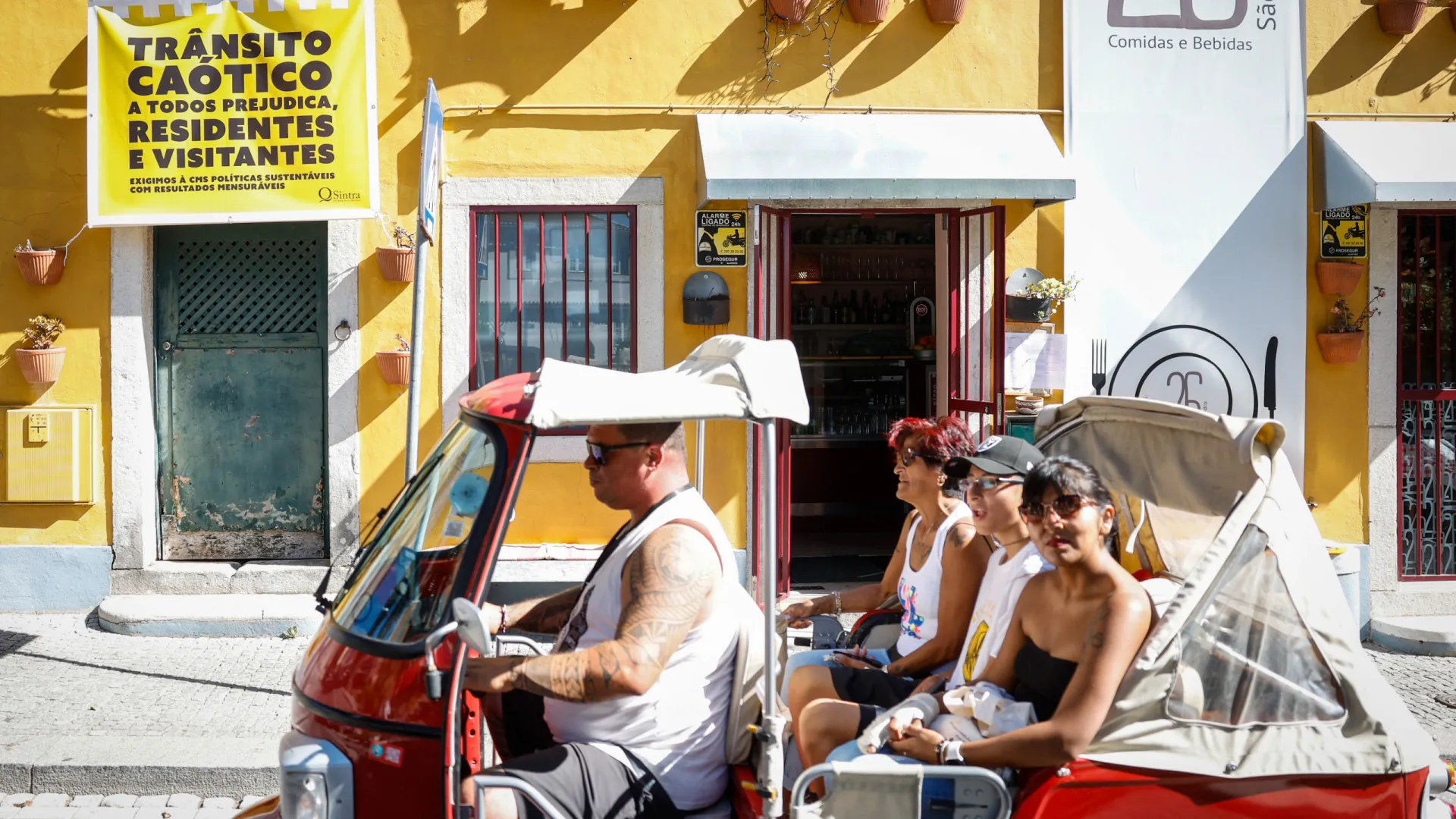 
                    Tuk-tuk em marcha lenta amanhã contra novas regras de estacionamento
                