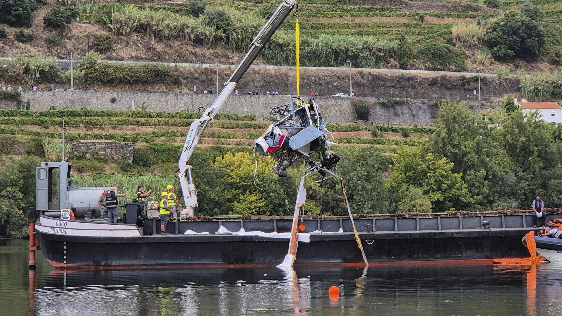 
                    Helicóptero que caiu no Douro violou altitude mínima e desviou-se de rota
                
