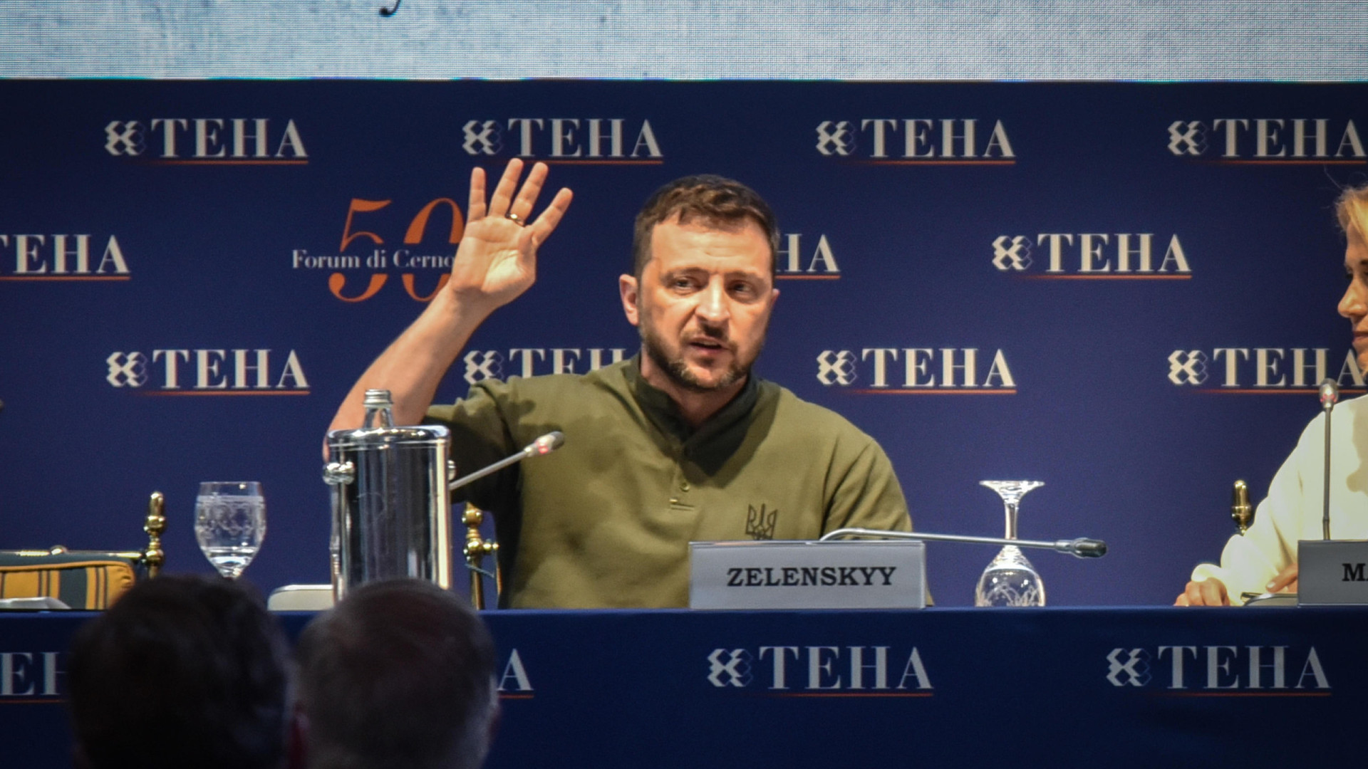 Zelensky diz que Rússia lança 4.000 bombas por mês sobre a Ucrânia