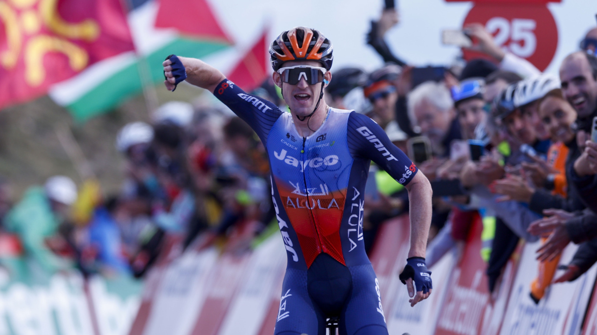 Vuelta: Eddie Dunbar vence etapa rainha, Roglic reforça liderança