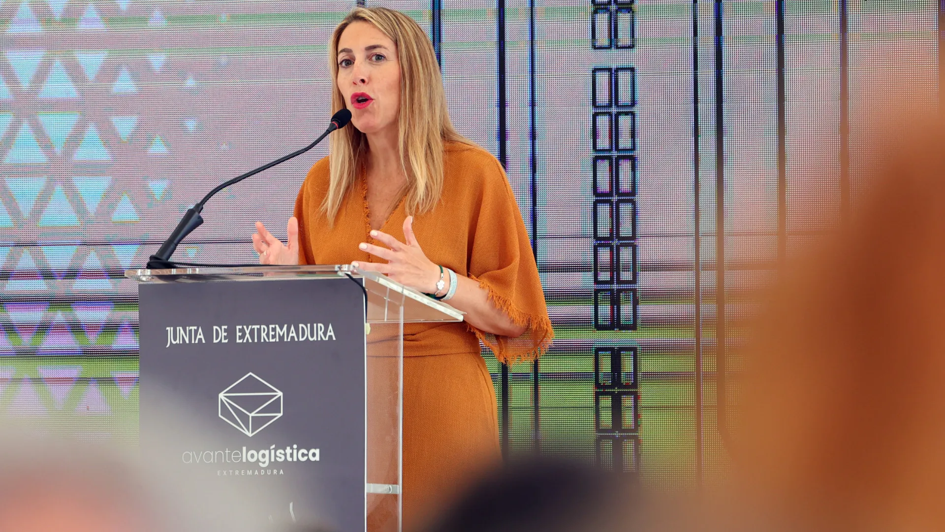 
                    Direita ganha na Extremadura, extrema-direita duplica e PSOE tem derrota histórica
                