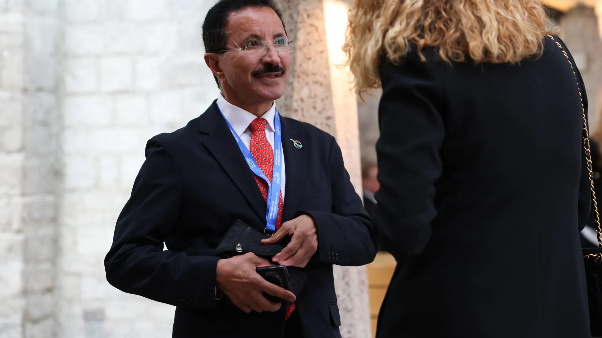 
                    CEO da DP World demite-se devido a ligação com Jeffrey Epstein
                