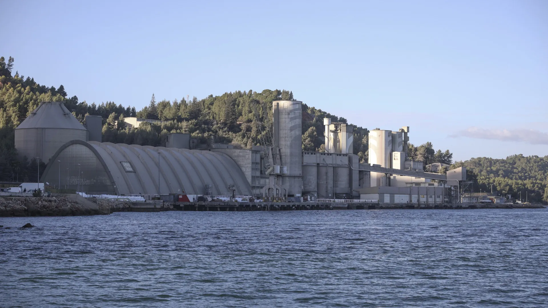 
                    Autoridade da Concorrência dá 'luz verde' à compra da Secil pela Cementos Molins
                