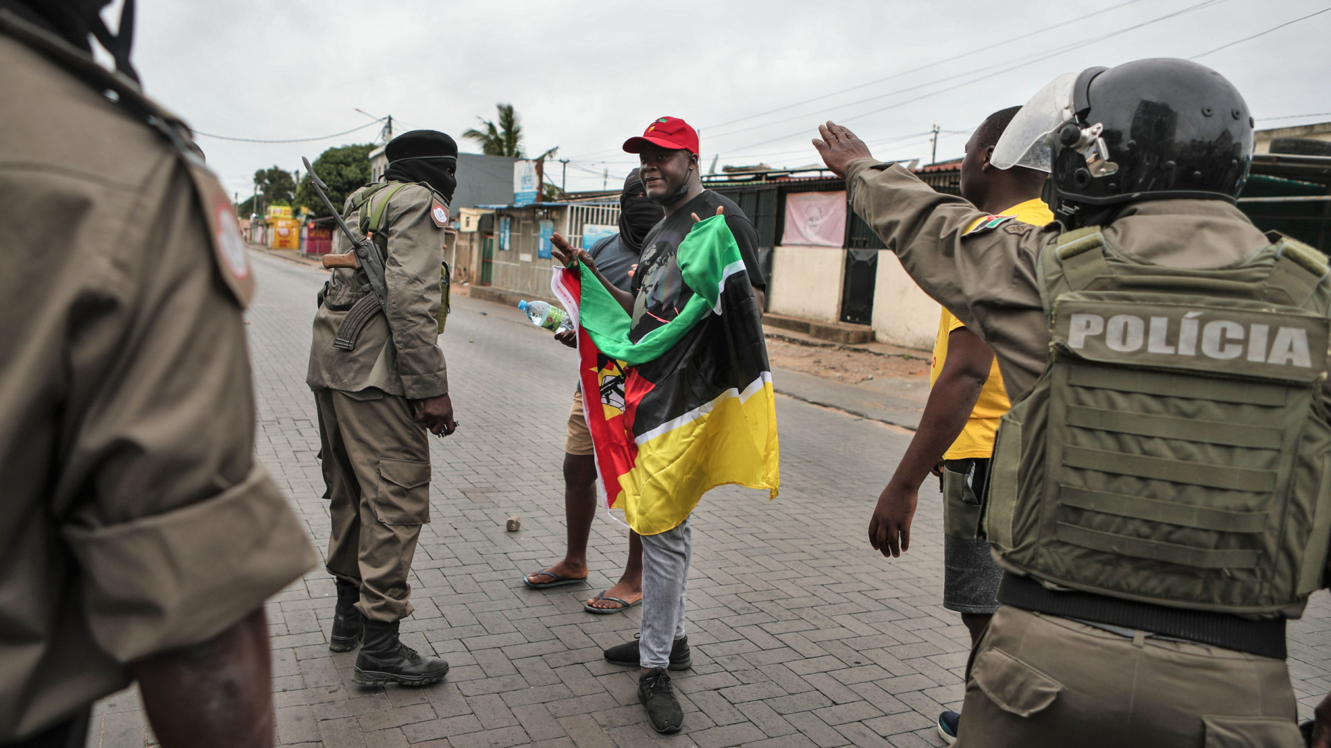 Militares chegam ao centro de Maputo para limpar vias vandalizadas