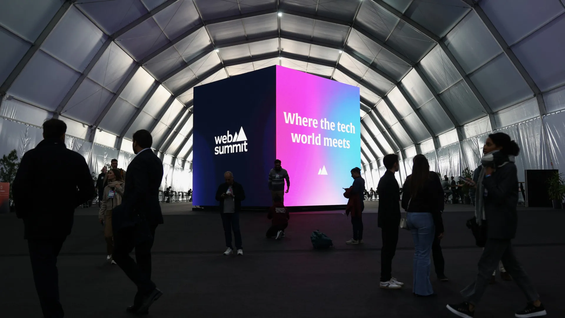 
                    Brasil leva mais de 300 'startups' a Lisboa para Web Summit
                