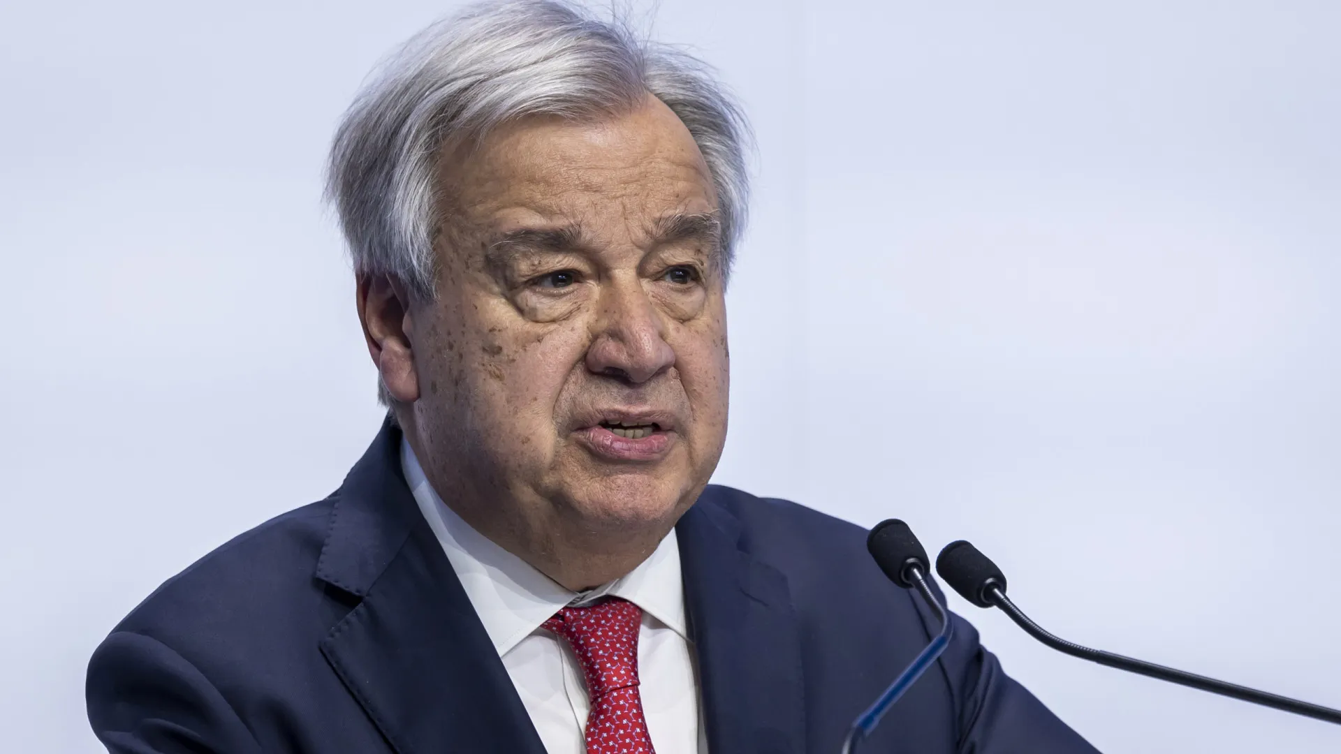 
                    Legado de Guterres será definido pela gestão de cortes orçamentais na ONU
                