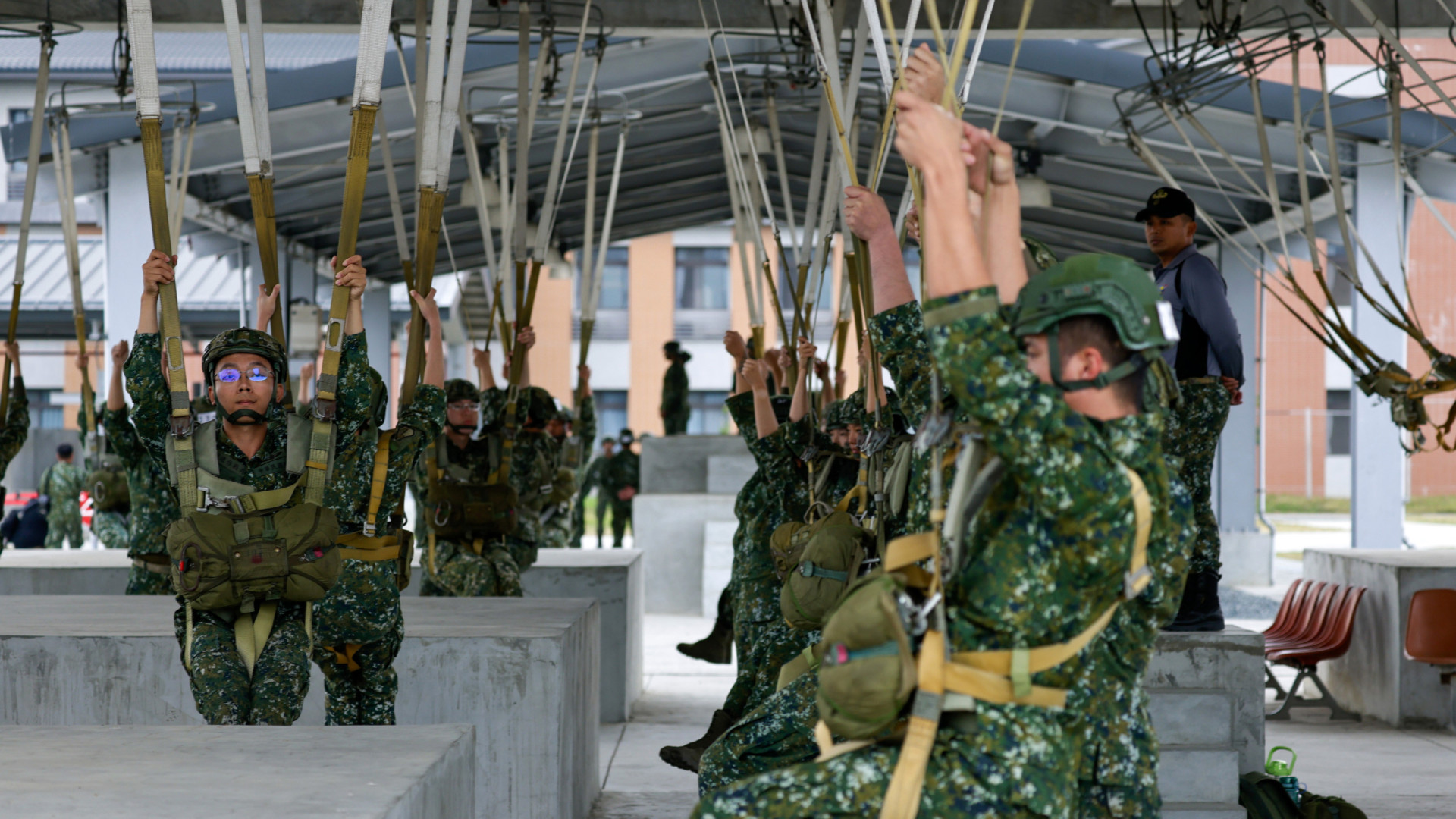 Tanques dos EUA em Taiwan? China promete esmagar tentativas separatistas 