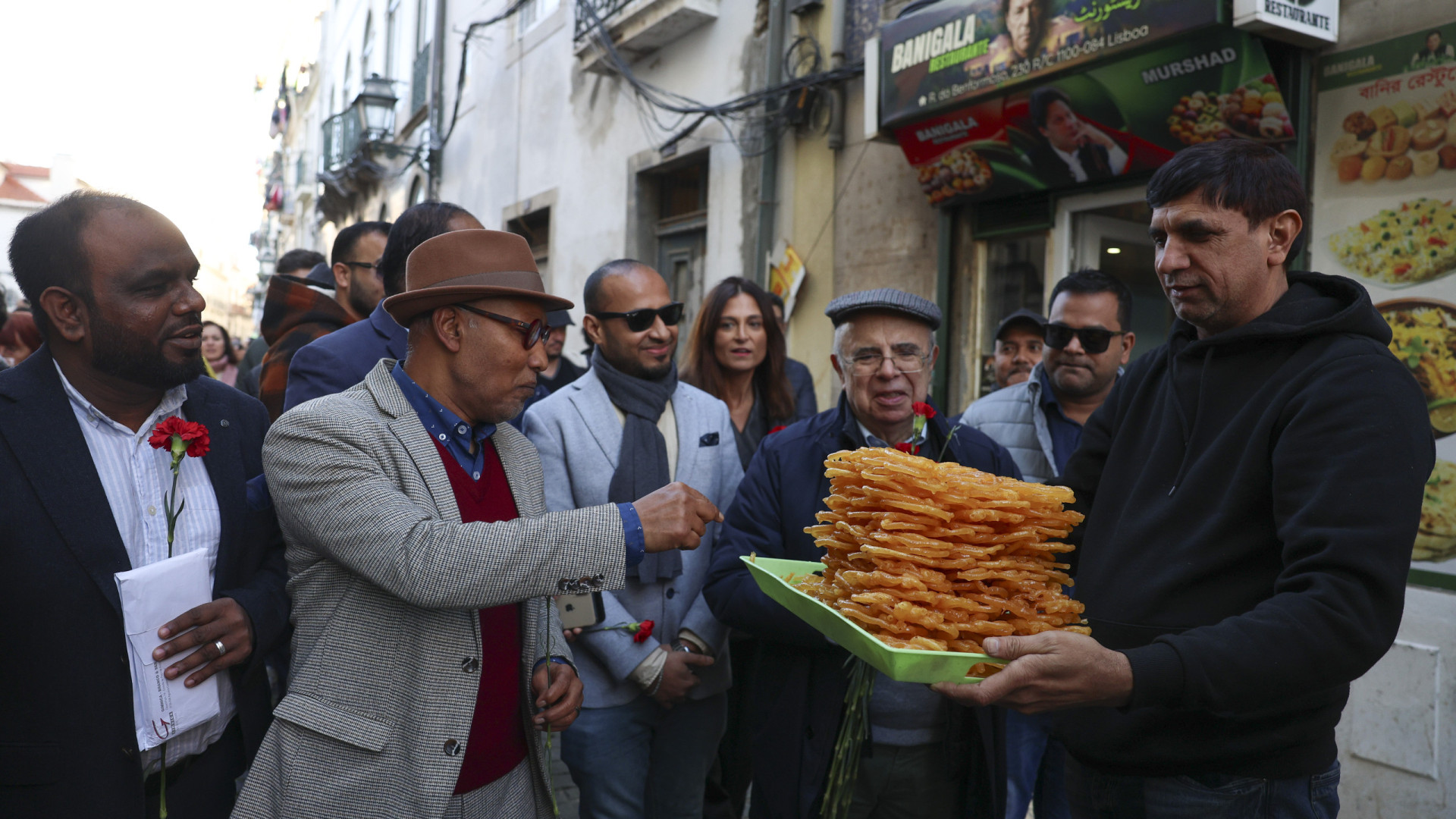 Cravos solidários com imigrantes no Benformoso em Lisboa