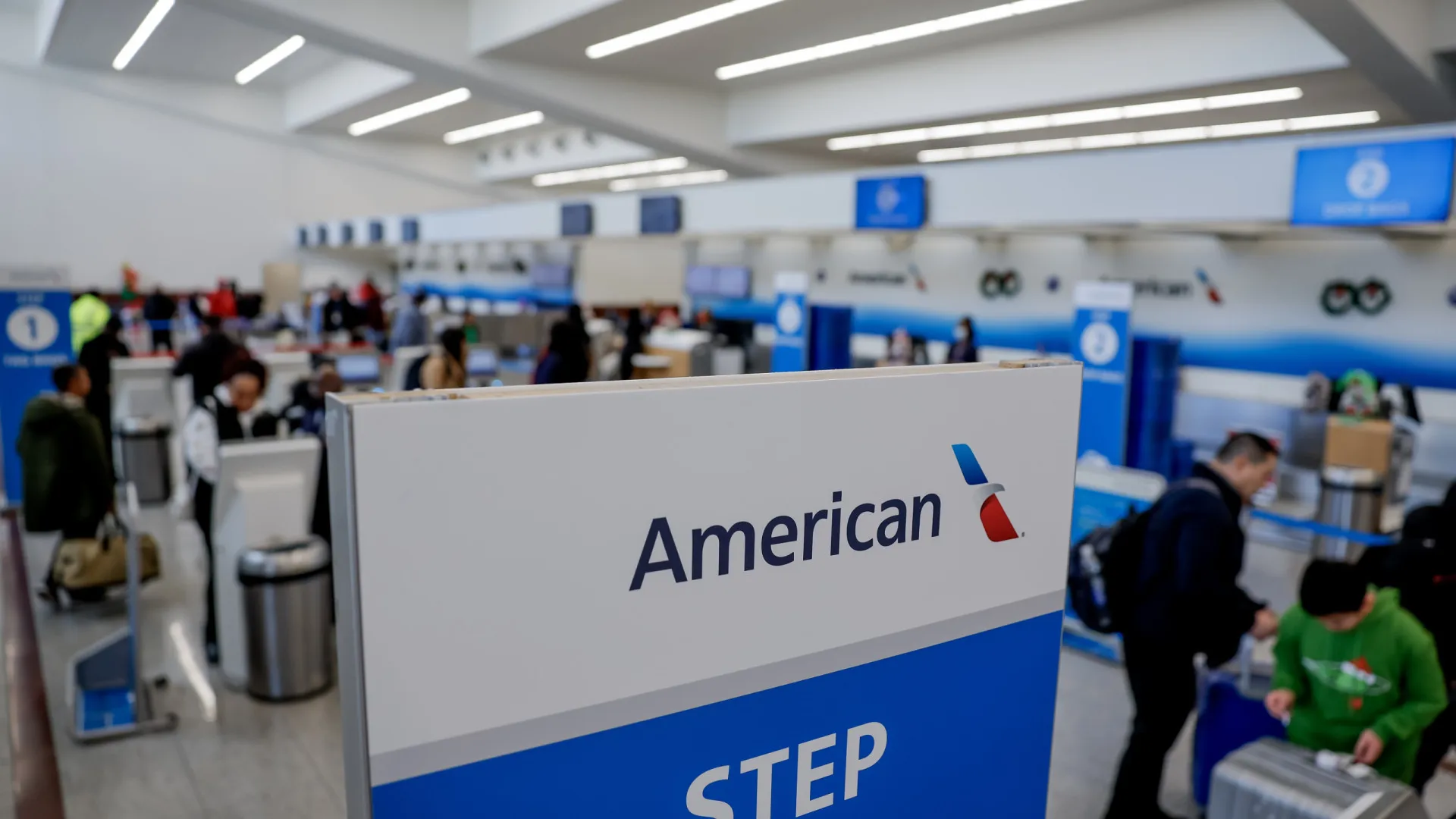 
                    Lucros da American Airlines caem 95% no 3.º trimestre para 10,3 milhões
                