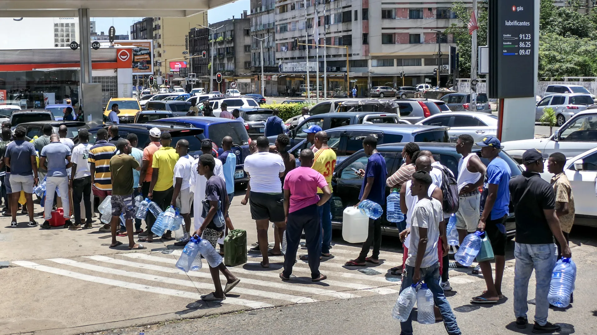 
                    Moçambicano alerta para subida de combustíveis caso a guerra continue
                