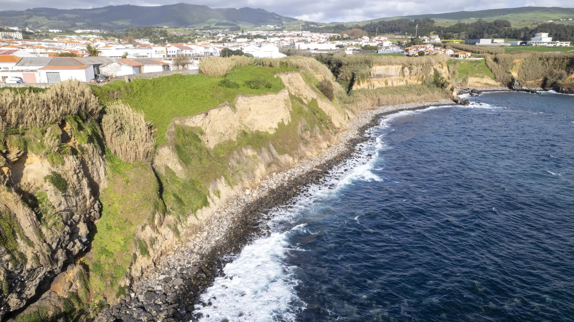
                    Sismo de magnitude 2,5 na escala de Richter sentido na ilha Terceira
                
