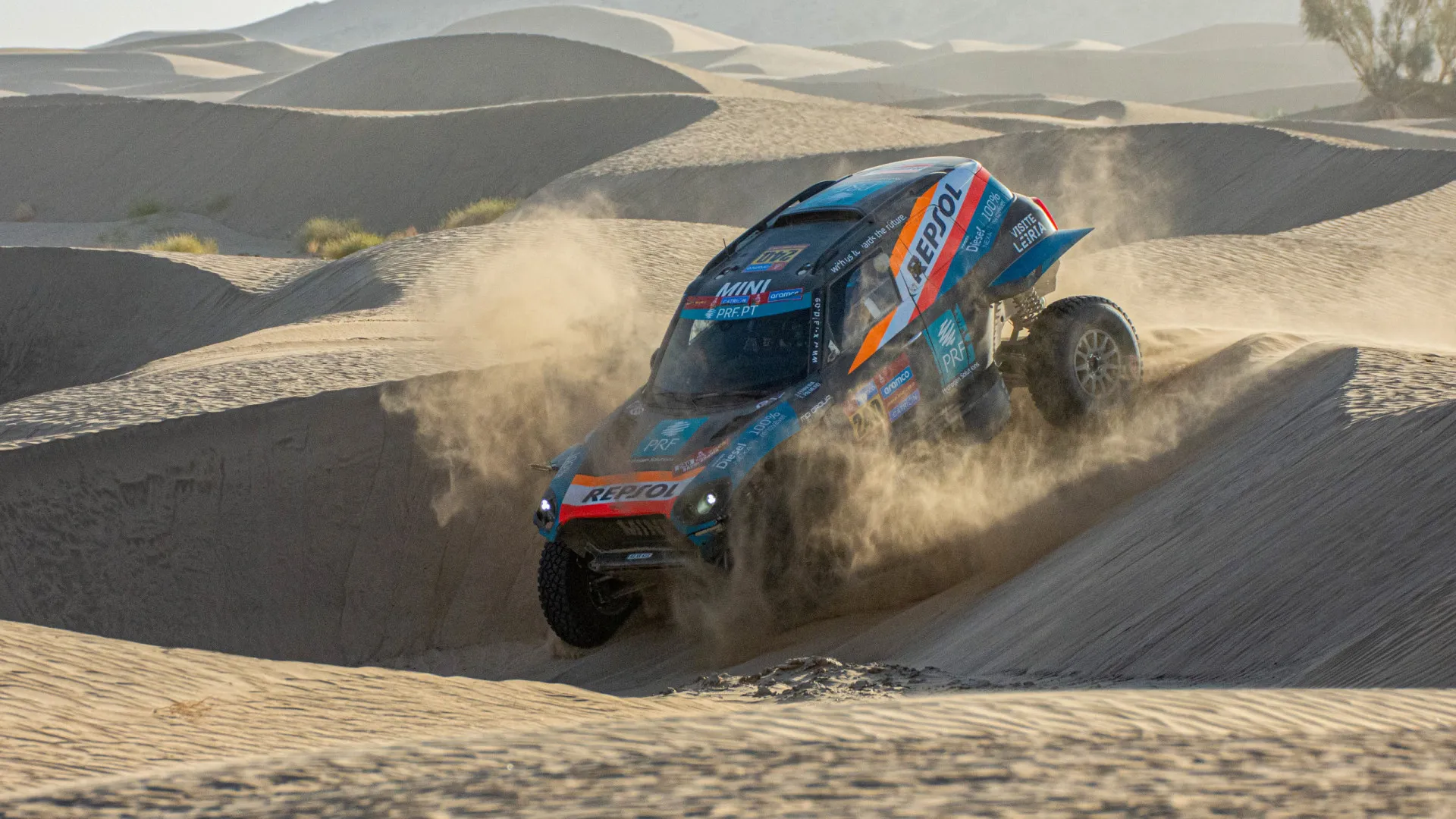 
                    Sainz e Peterhansel apontam João Ferreira como possível vencedor do Dakar
                