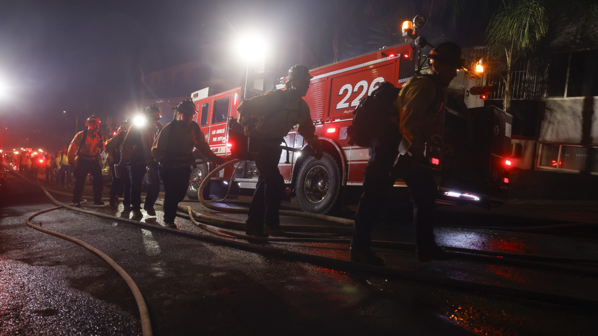 Vento diminui e ajuda bombeiros no combate aos incêndios de Los Angeles