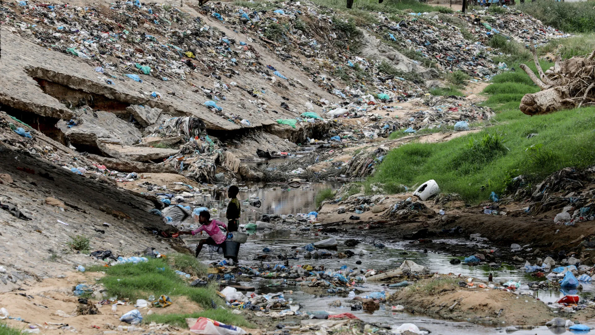 
                    UNITA lamenta morte de adolescentes em camião do lixo e alerta para fome
                