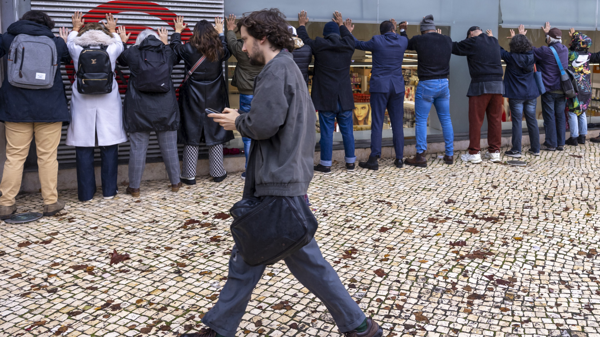 Ativistas encostam-se à parede em zona nobre para denunciar operação