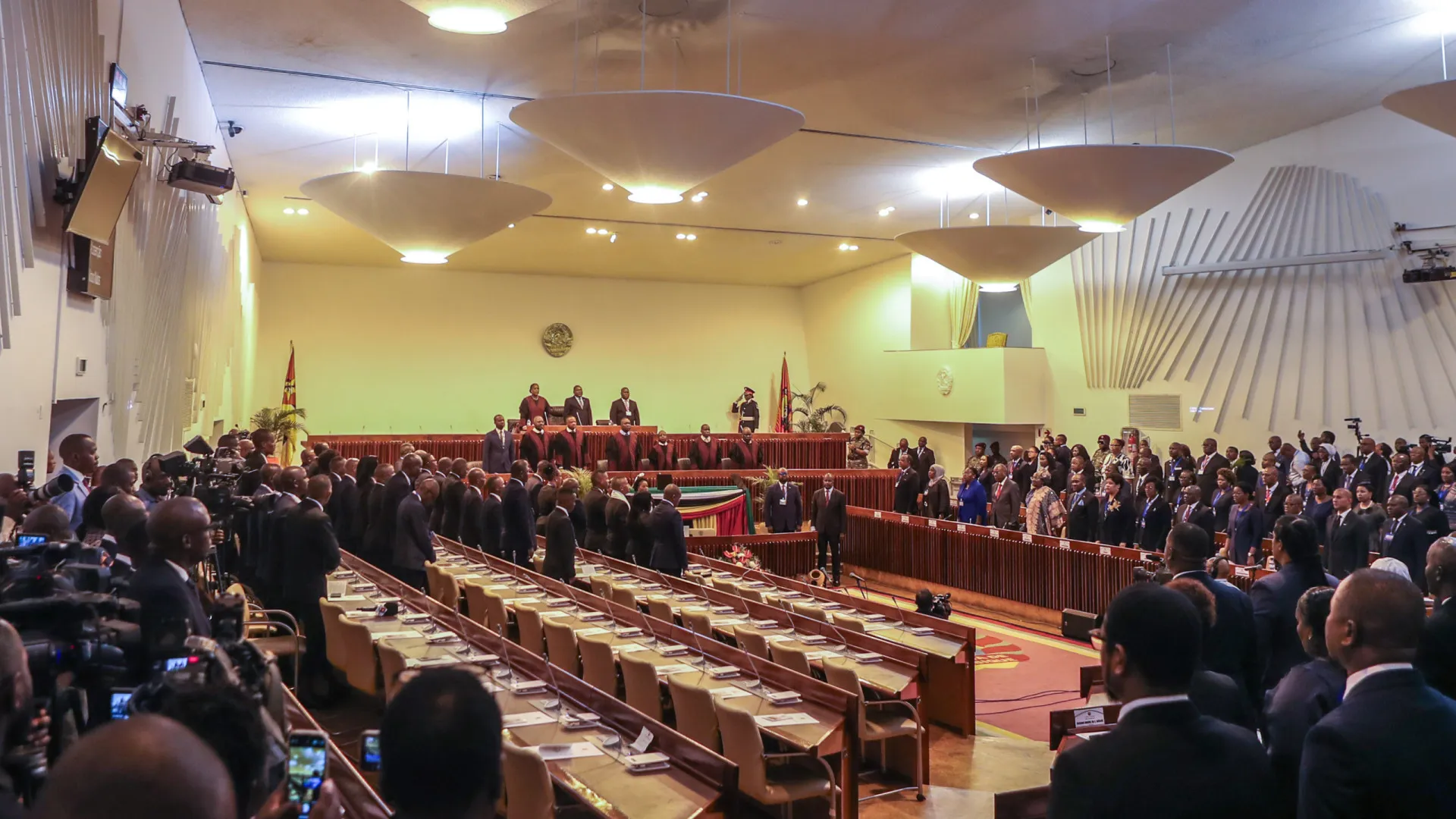 
                    Parlamento moçambicano aprova em definitivo OE com chumbo da oposição 
                