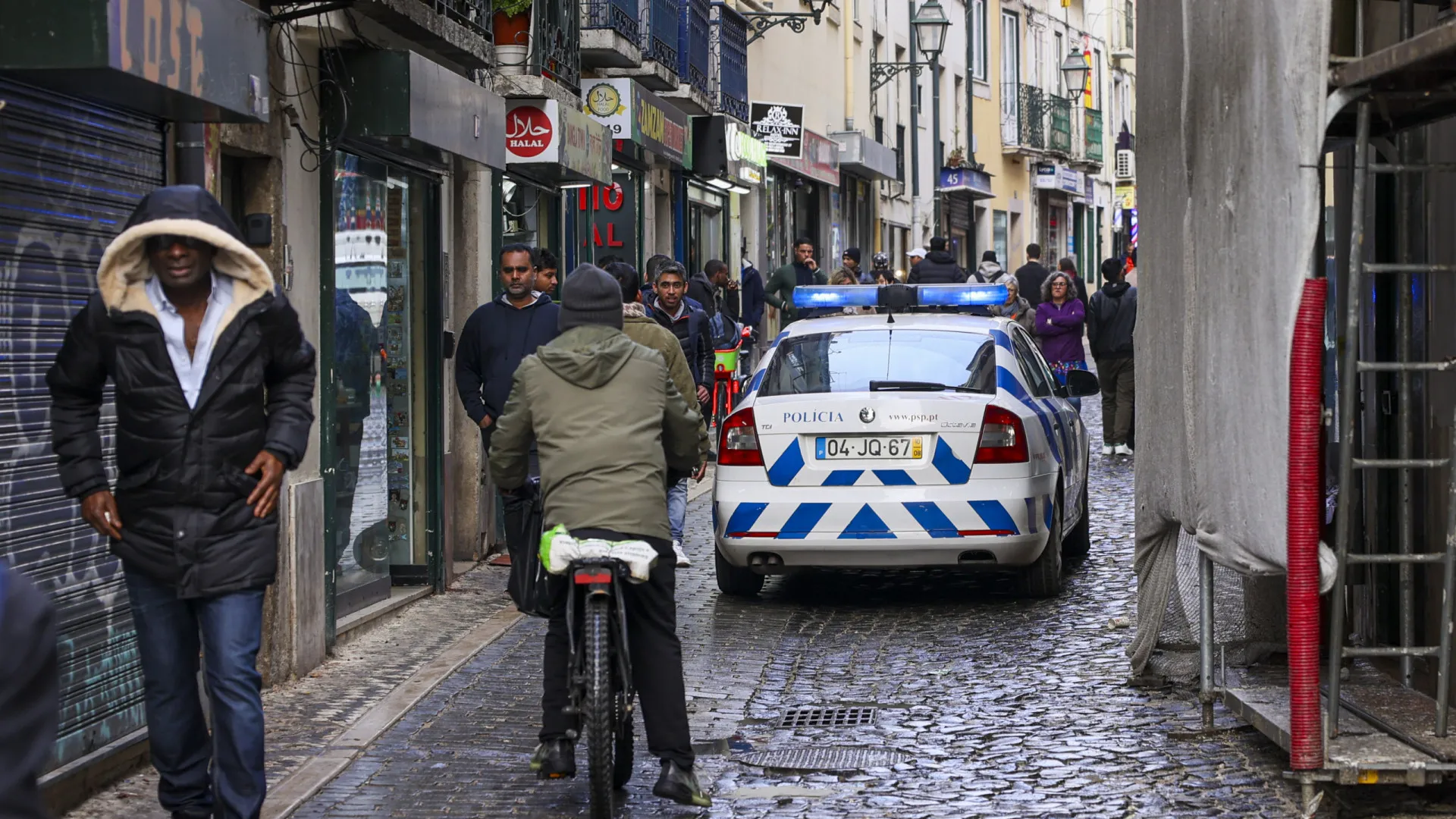 
                    Tiroteio em Lisboa faz três feridos. Suspeitos em fuga e PJ a investigar
                
