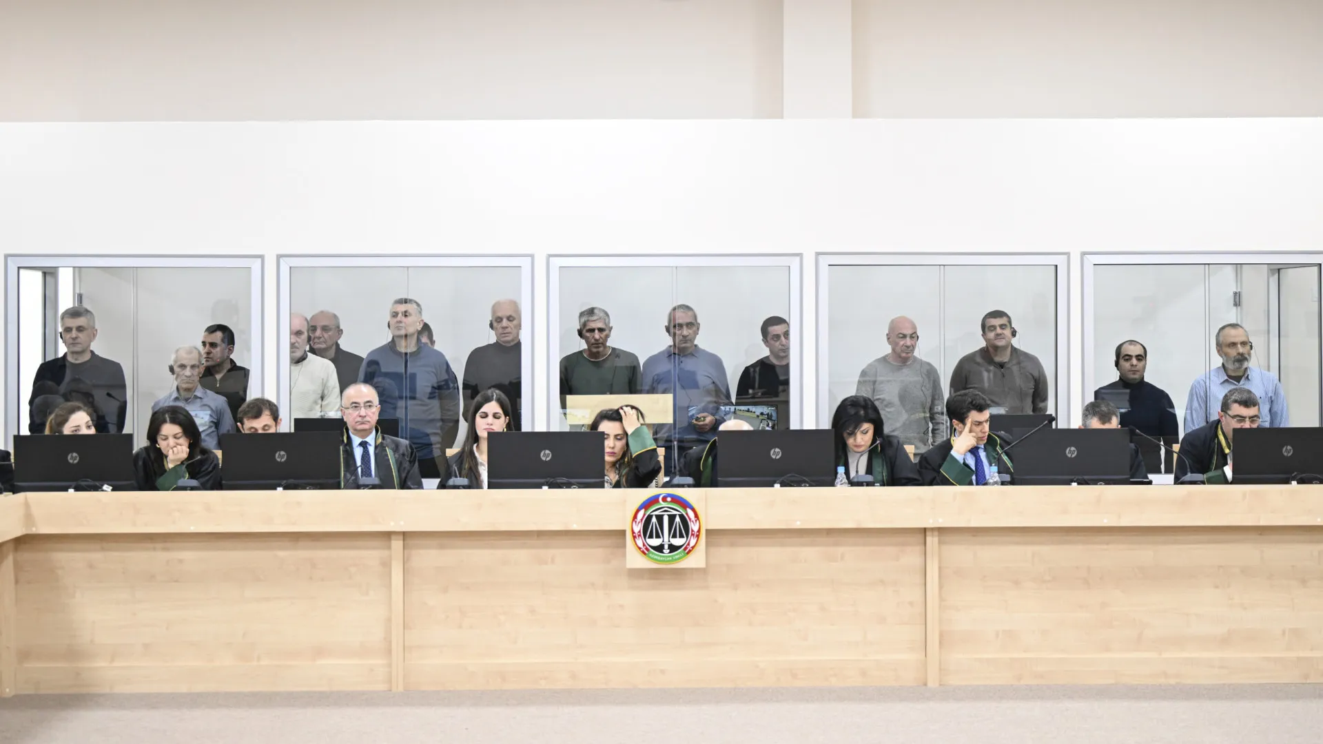 
                    Azerbaijão condena 15 ex-líderes de Nagorno-Karabakh por crimes de guerra
                