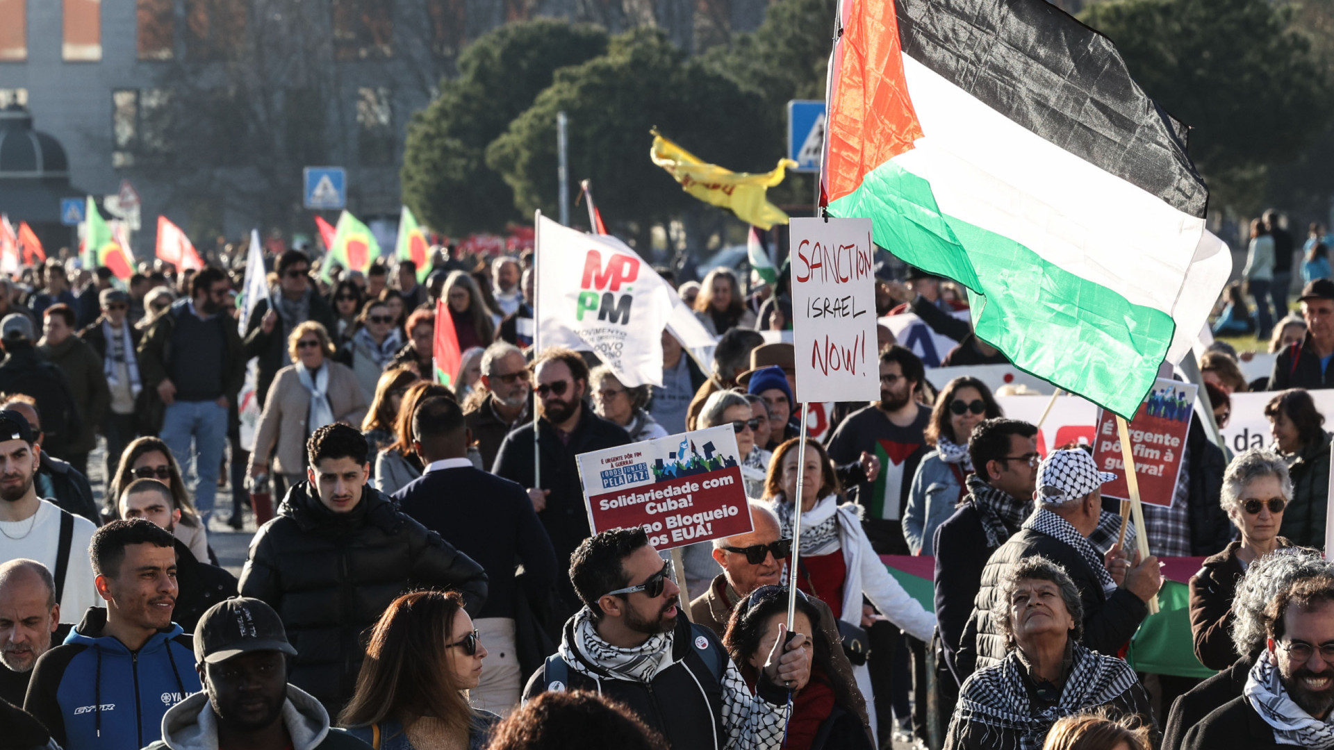 Centenas de pessoas manifestam-se em Lisboa pela paz no mundo