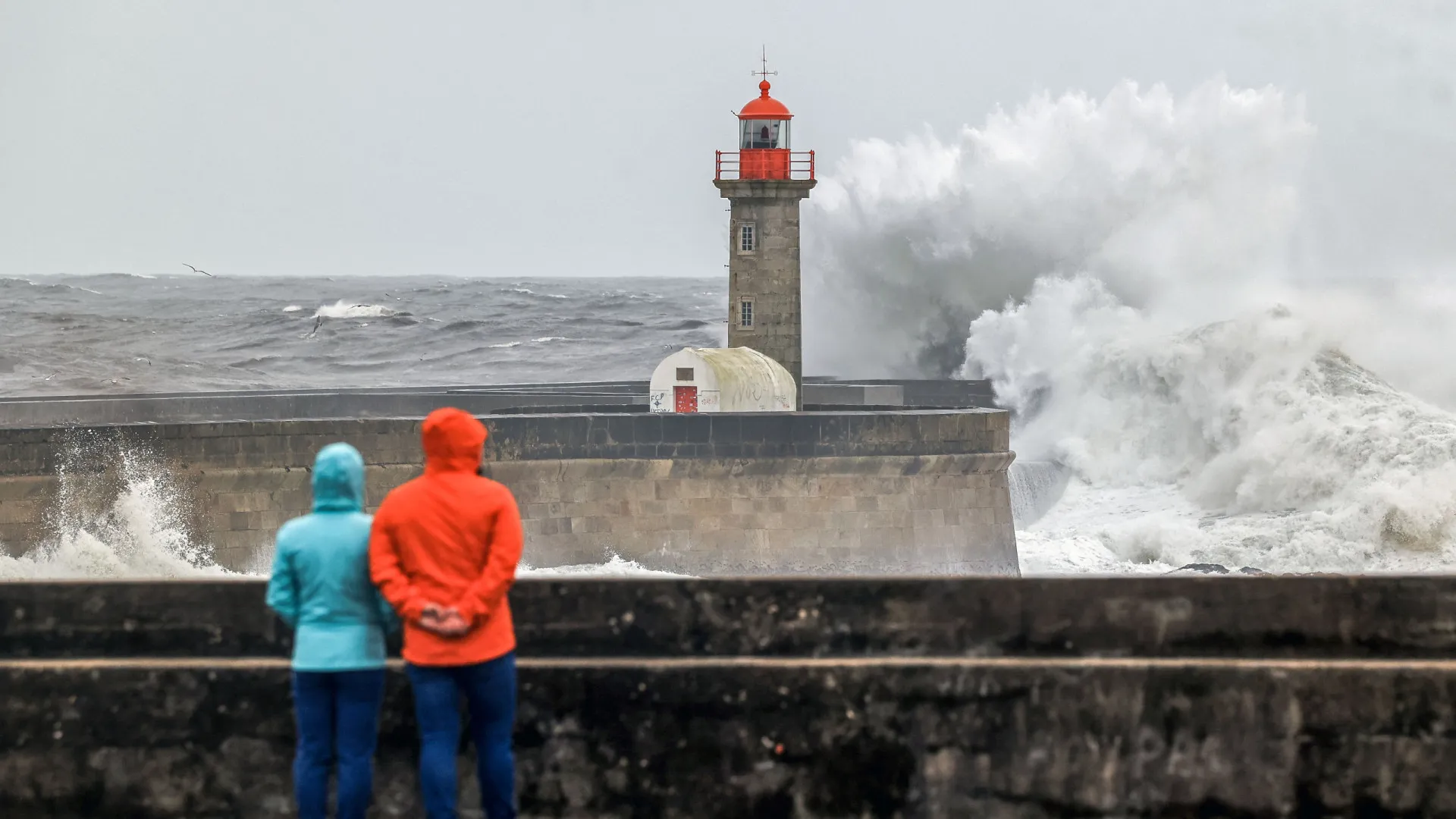 
                    Seis distritos do litoral norte e centro sob aviso amarelo para agitação marítima
                