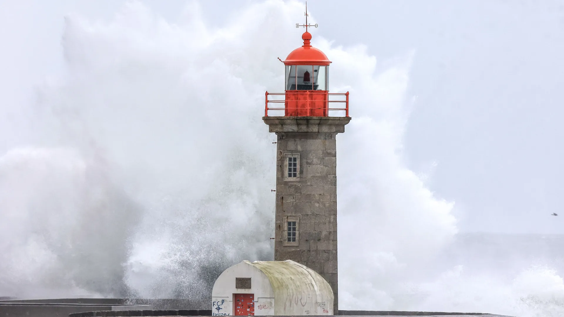 
                    Porto, Viana do Castelo e Braga a 'laranja' devido a agitação marítima
                