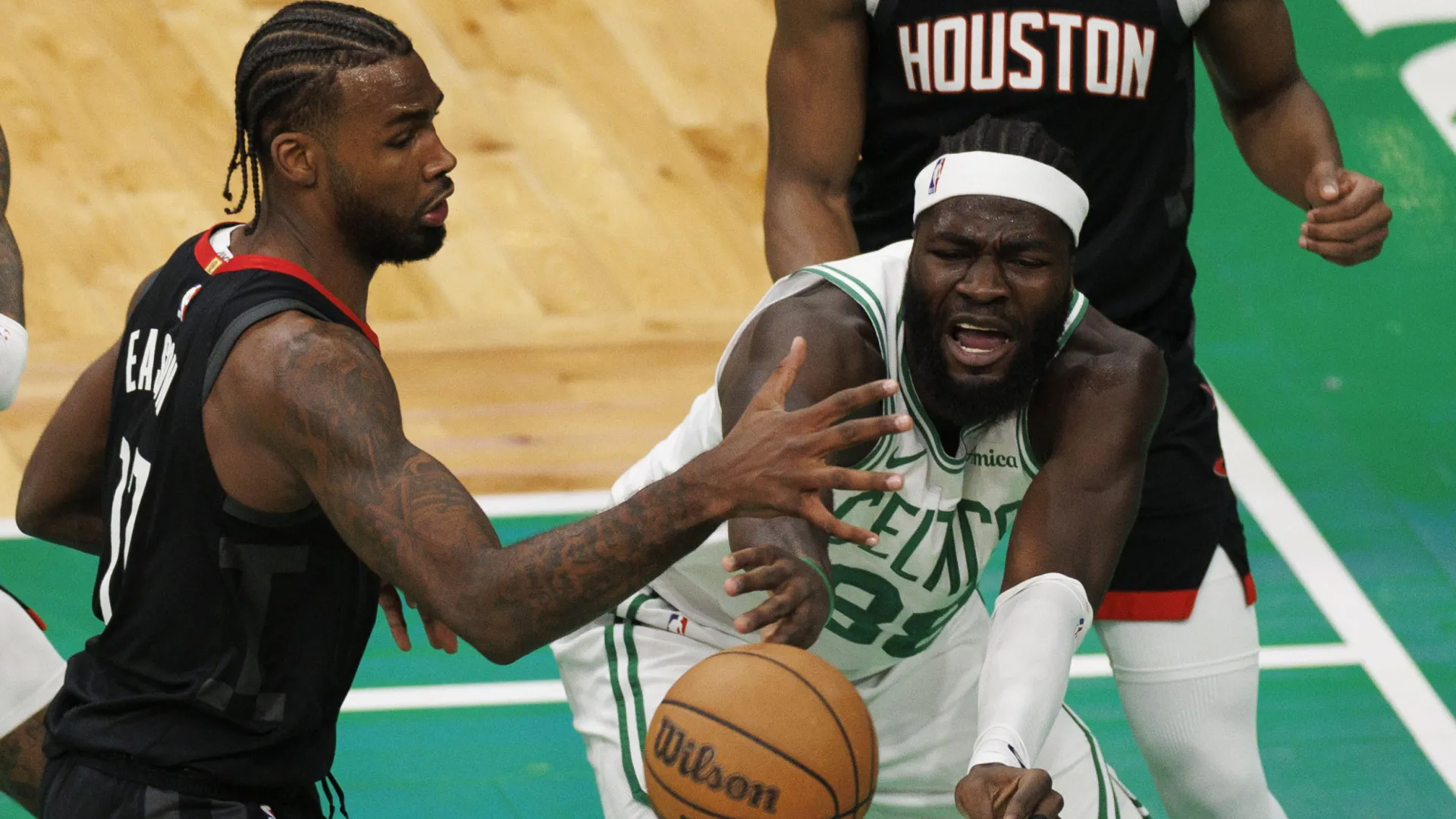 
                    Celtics voltam às derrotas em novo jogo como titular de Neemias
                