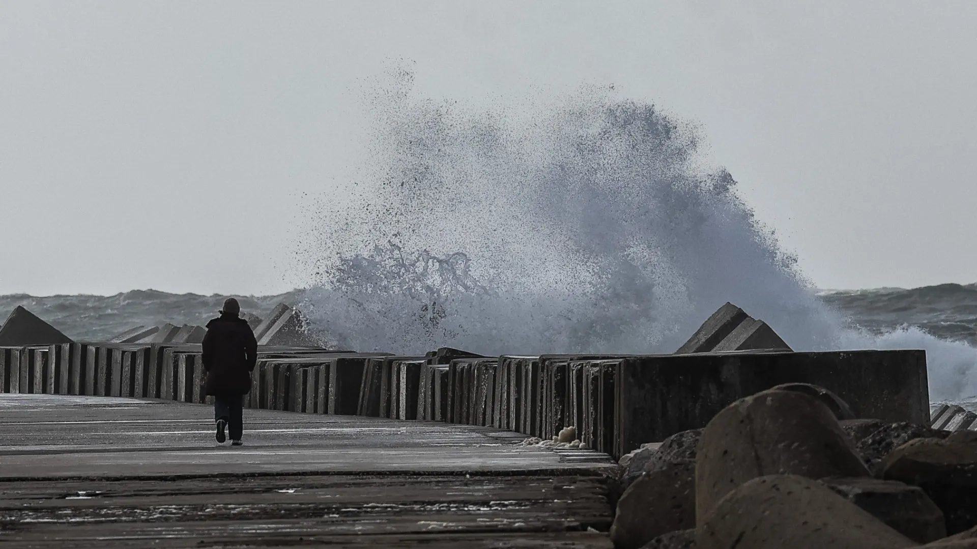 
                    Todos os distritos costeiros sob aviso laranja devido à agitação marítima
                