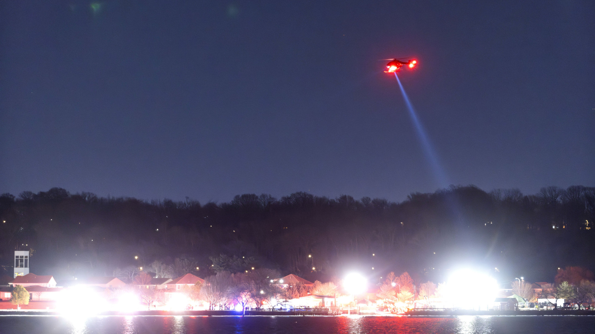 Avião e helicóptero colidem na capital dos EUA. Há 18 mortos confirmados