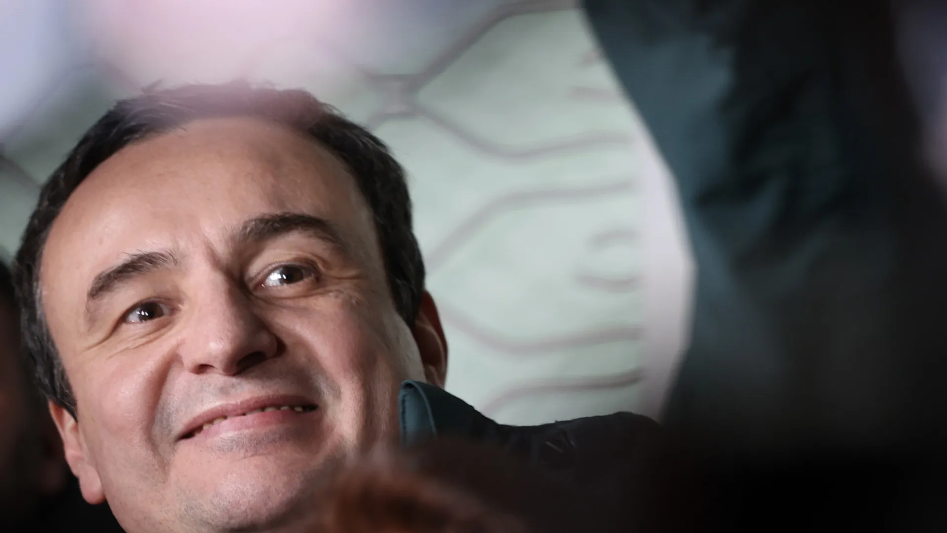 
                    Kosovo: Primeiro-ministro nacionalista vence sem maioria absoluta
                