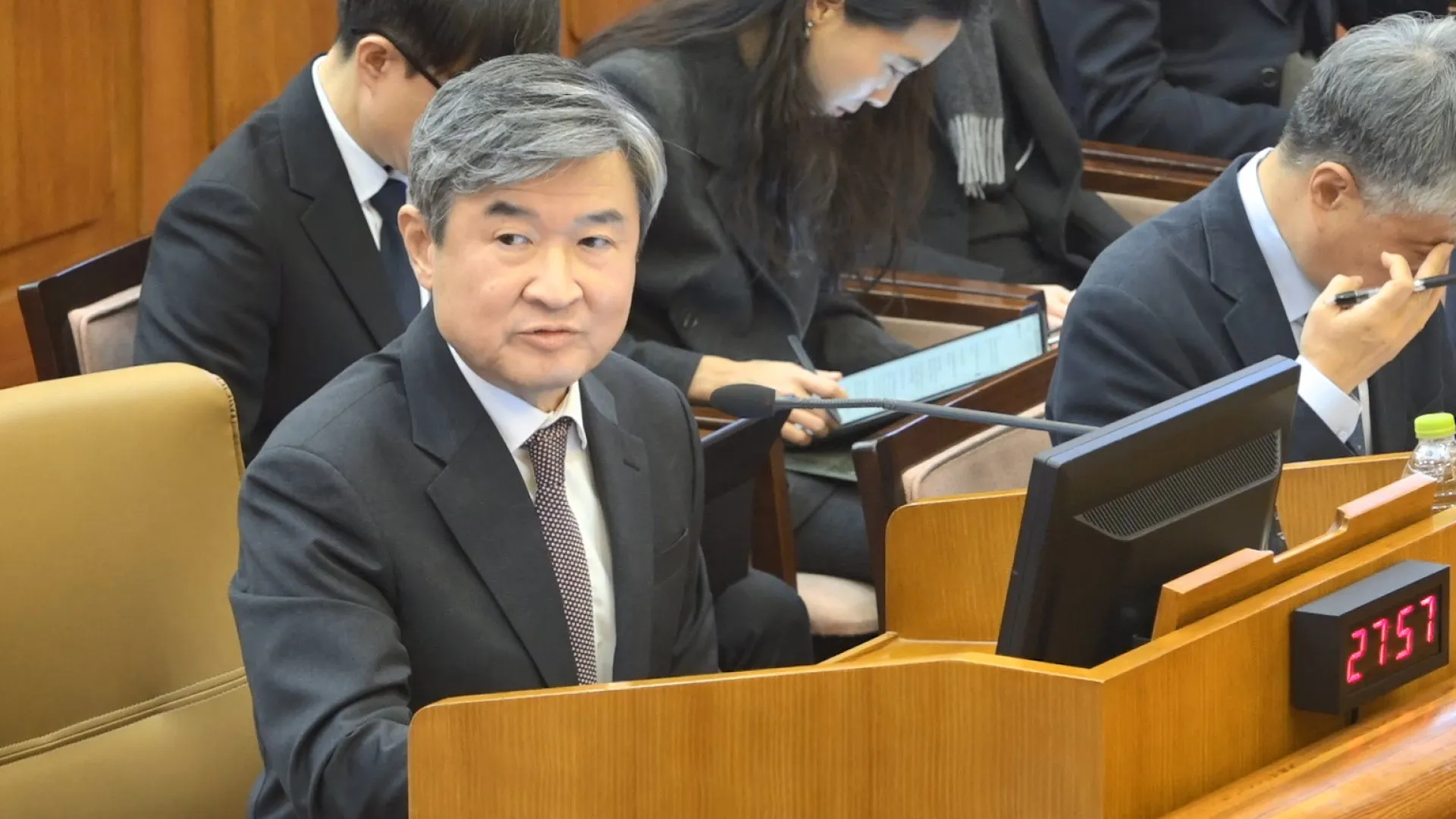 
                    Ex-chefe da inteligência da Coreia do Sul detido por declarar lei marcial
                