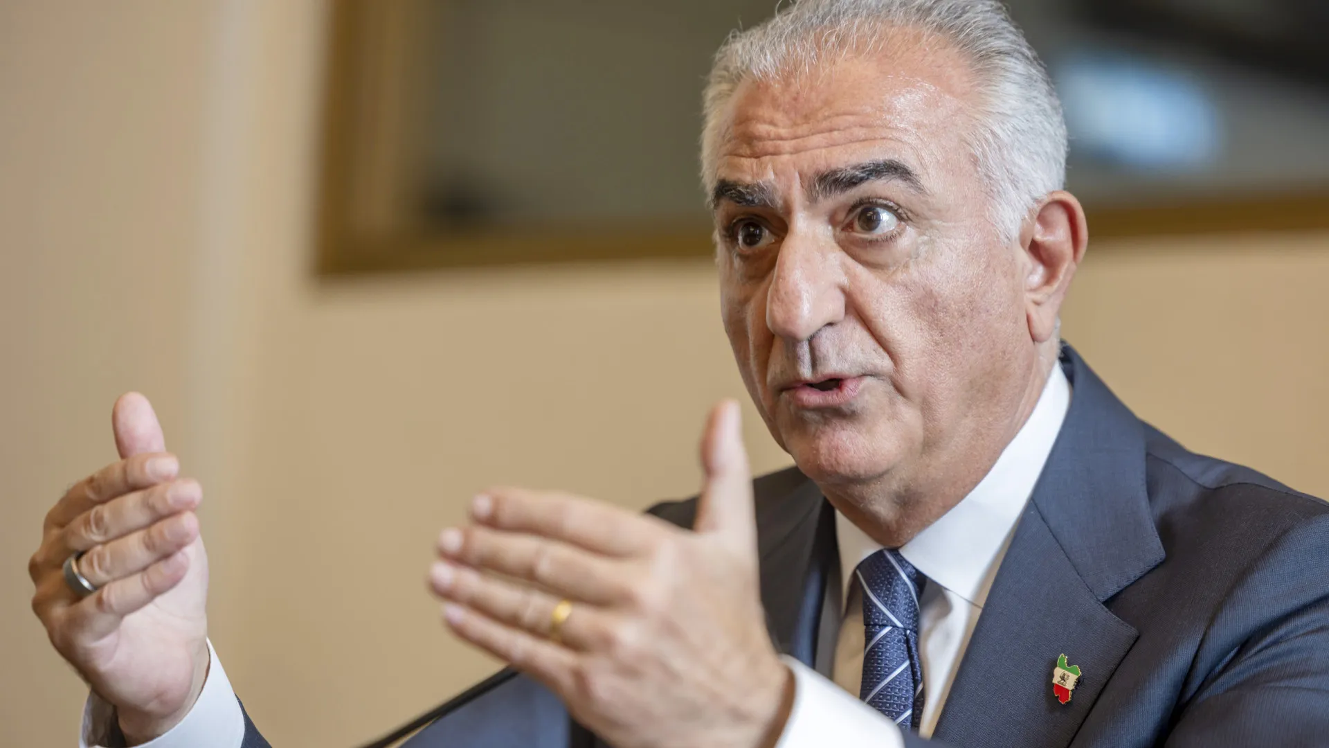 
                    Filho do último xá apela a Trump para ajudar o povo iraniano
                